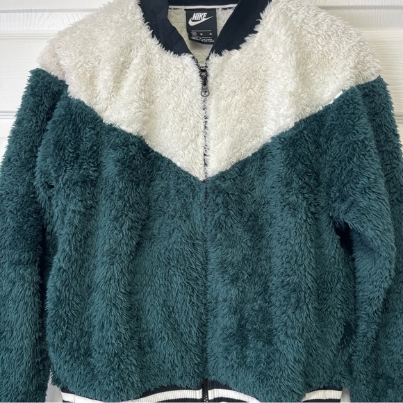Nike Women's Green and White Fleece Jacket - Picture 5 of 13